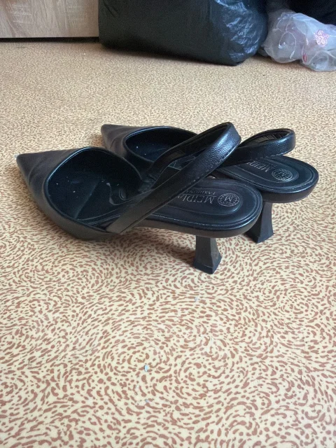 ����� ����