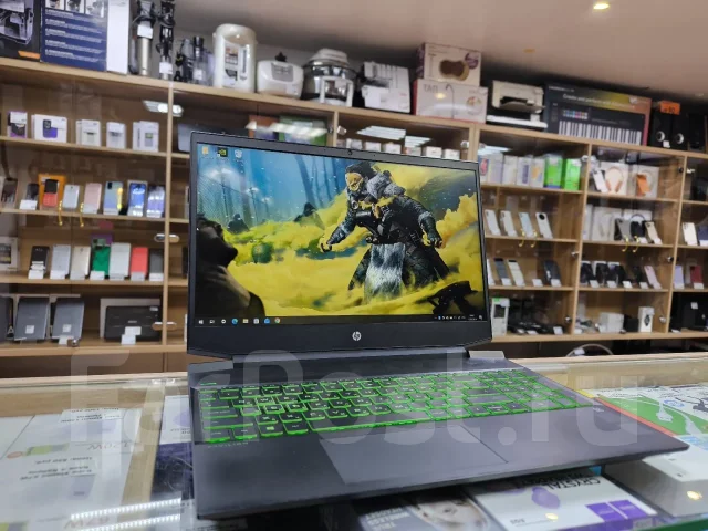 HP Pavilion 15. 15", 3����, ��� 16 ��, ���� 499���, WiFi: 1, Bluetooth: 1, ����������� �� 3��. ����