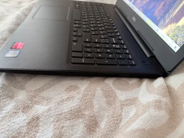 Dell Inspiron 5570. 15.6", 2,3����, ��� 8 ��, ���� 256���, WiFi: 1, Bluetooth: 1, ����������� �� 4��. ����