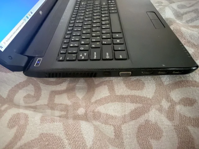DNS. 15.6", 2,3����, ��� 8 ��, ���� 750���, WiFi: 1, Bluetooth: 1, ����������� �� 2��. ����
