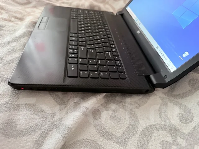DNS. 15.6", 2,3����, ��� 8 ��, ���� 750���, WiFi: 1, Bluetooth: 1, ����������� �� 2��. ����