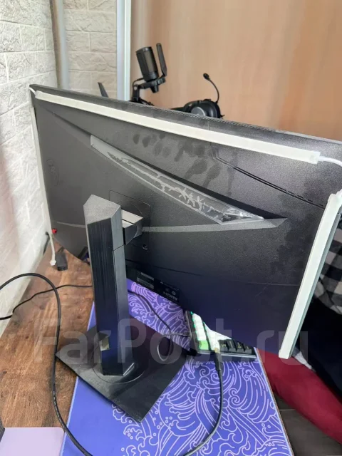 MSI. 27", ���������� OLED ����
