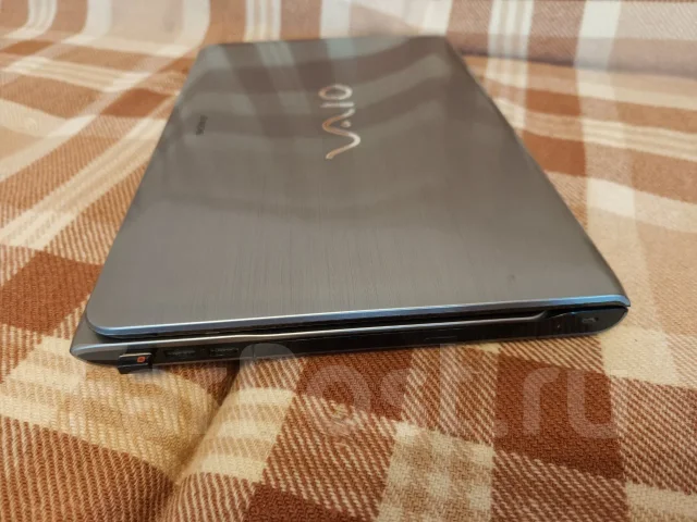 Sony VAIO. 15.6", 2,4����, ��� 8 ��, ���� 700���, WiFi: 1, Bluetooth: 1 ����