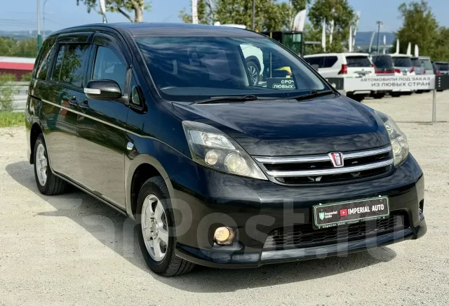 Toyota Isis. �������, ��������, 1.8 (144��.�.), ������, 215 000����. �� ����