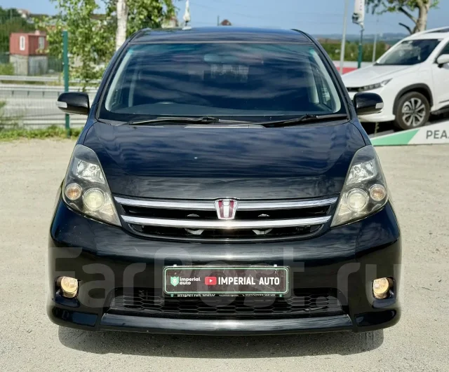 Toyota Isis. �������, ��������, 1.8 (144��.�.), ������, 215 000����. �� ����