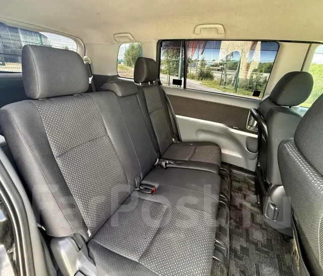 Toyota Isis. �������, ��������, 1.8 (144��.�.), ������, 215 000����. �� ����