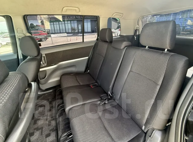 Toyota Isis. �������, ��������, 1.8 (144��.�.), ������, 215 000����. �� ����