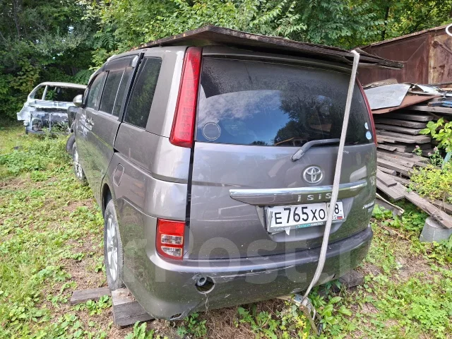 Toyota Isis. ZGM10 0021438, 2ZR0707192 ����