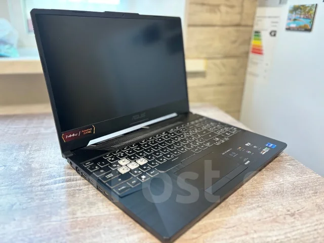 Asus. 15.6", 144����, ��� 16 ��, ���� 512���, WiFi: 1, Bluetooth: 1, ����������� �� 6��. ����
