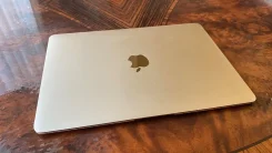 Apple. 12", 1,1����, ��� 8 ��, ���� 250���, WiFi: 1, Bluetooth: 1, ����������� �� 3��. ����