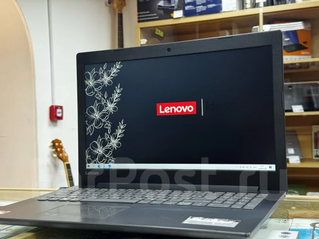 Lenovo IdeaPad 330. 15", 2,6����, ��� 4 ��, ���� 600���, WiFi: 1, Bluetooth: 1, ����������� �� 2��. ����