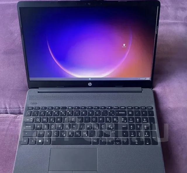 HP. 15.6", 2,4����, ��� 8 ��, ���� 256���, WiFi: 1, Bluetooth: 1, ����������� �� 8��. ����