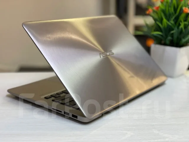 Asus. 14", 2,4����, ��� 8 ��, ���� 240���, WiFi: 1, Bluetooth: 1, ����������� �� 2��. ����