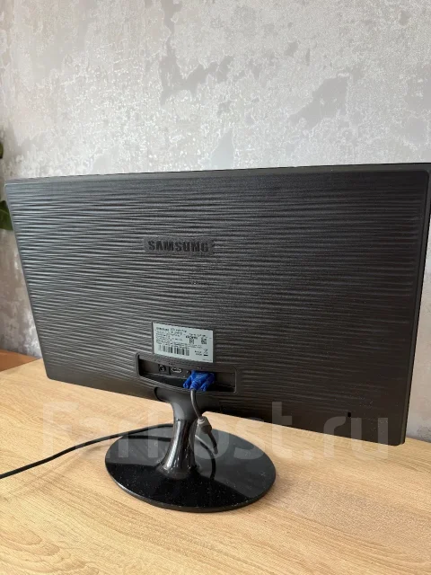 Samsung. 24", ���������� �� (LCD, LED, QLED) ����