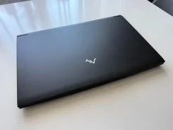 Maibenben X17A. 17.3", 3,1����, ��� 16 ��, ���� 1 000���, WiFi: 1, Bluetooth: 1, ����������� �� 3��. ����