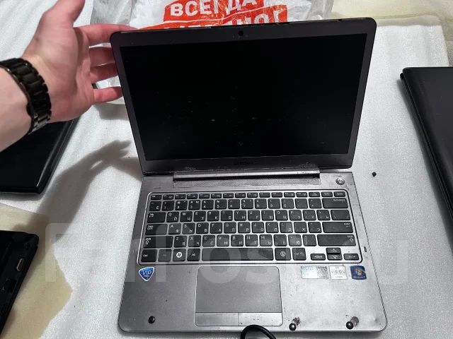 Samsung 535U3C. 13.3", 2,1����, ��� 4 ��, ���� 1���, WiFi: 1, Bluetooth: 1, ����������� �� 1��. ����