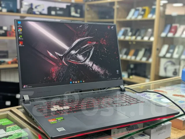 Asus ROG Strix. ��� 32 ��, ���� 1 000���, WiFi: 1, Bluetooth: 1, ����������� �� 4��. ����