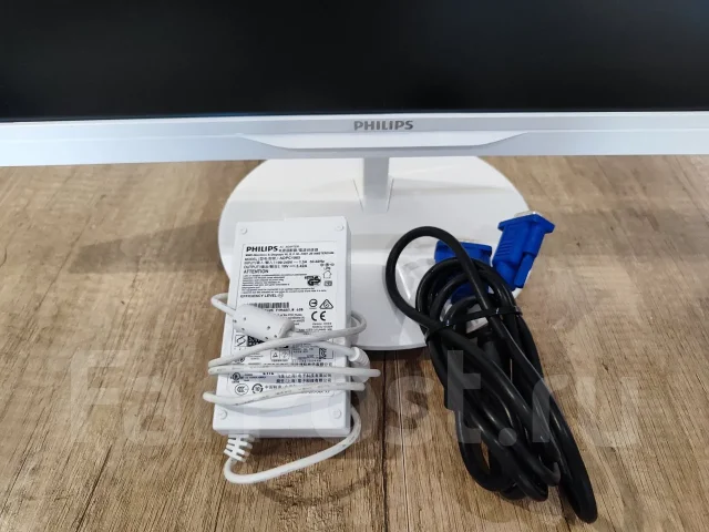 Philips. 23", ���������� �� (LCD, LED, QLED) ����