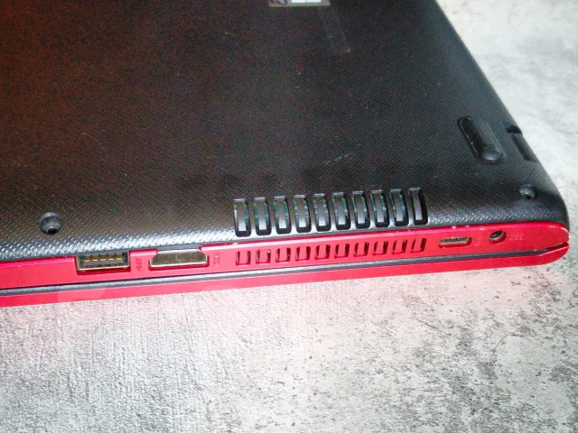 Asus. 15.6", 2,9����, ��� 8 ��, ���� 250���, WiFi: 1, Bluetooth: 1, ����������� �� 3��. ����