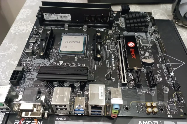 AMD B550 ����