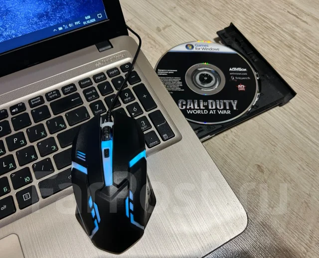 Asus. 15.6", 2,7����, ��� 8 ��, ���� 256���, WiFi: 1, Bluetooth: 1, ����������� �� 4��. ����