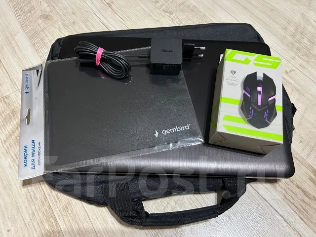 Asus. 15.6", 2,7����, ��� 8 ��, ���� 256���, WiFi: 1, Bluetooth: 1, ����������� �� 4��. ����