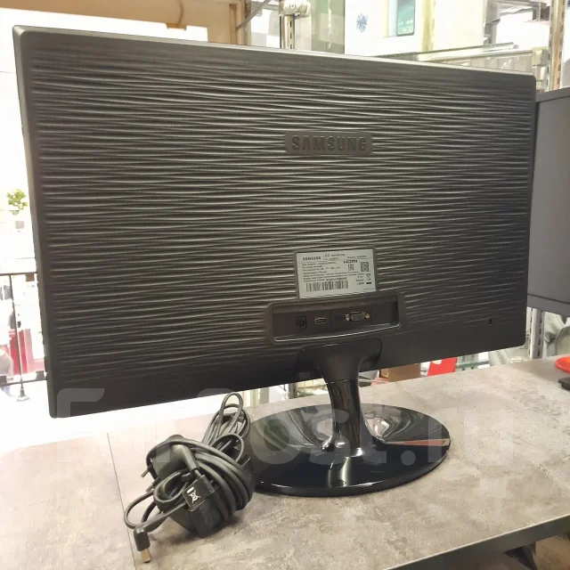 Samsung. 24", ���������� �� (LCD, LED, QLED) ����
