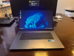 Huawei. ��� 8 ��, ���� 256���, WiFi: 1, Bluetooth: 1, ����������� �� 4��. ����