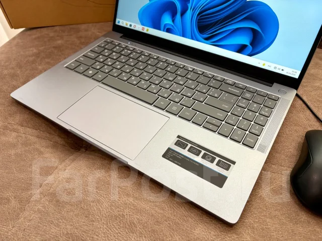 DEXP Aquilon C15. 15.6", 2����, ��� 8 ��, ���� 256���, WiFi: 1, Bluetooth: 1, ����������� �� 6��. ����